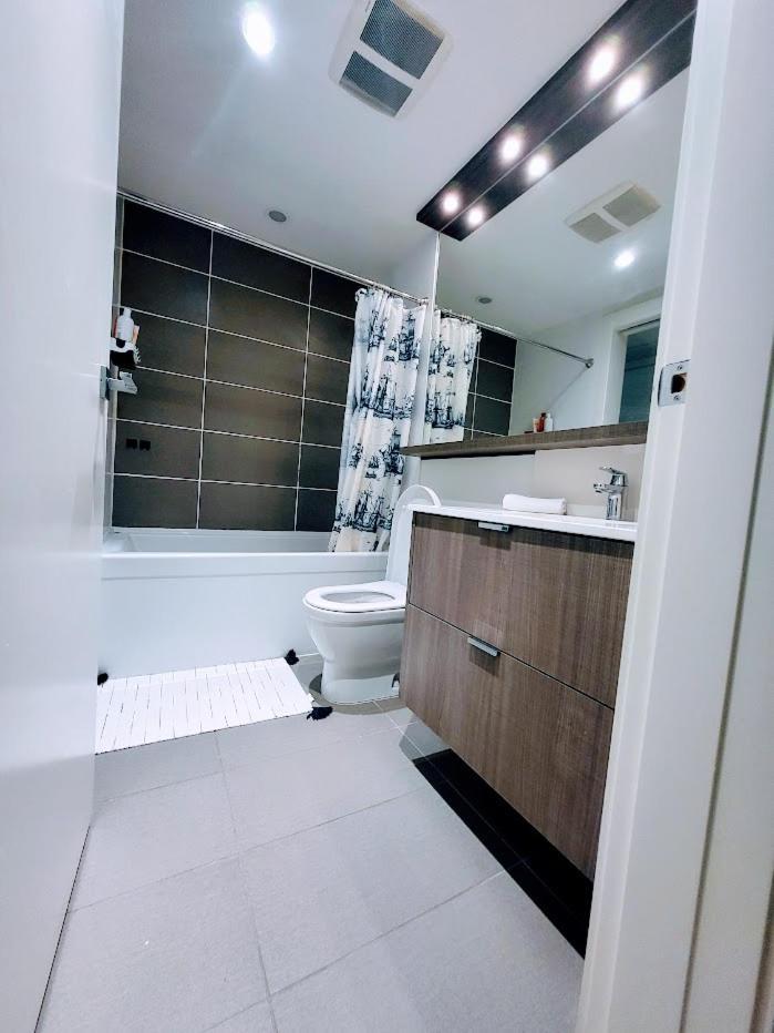 Your Perfect Escape - Modern Landmark Condo In Downtown Calgary - Free Parking- Premium Location Exteriör bild