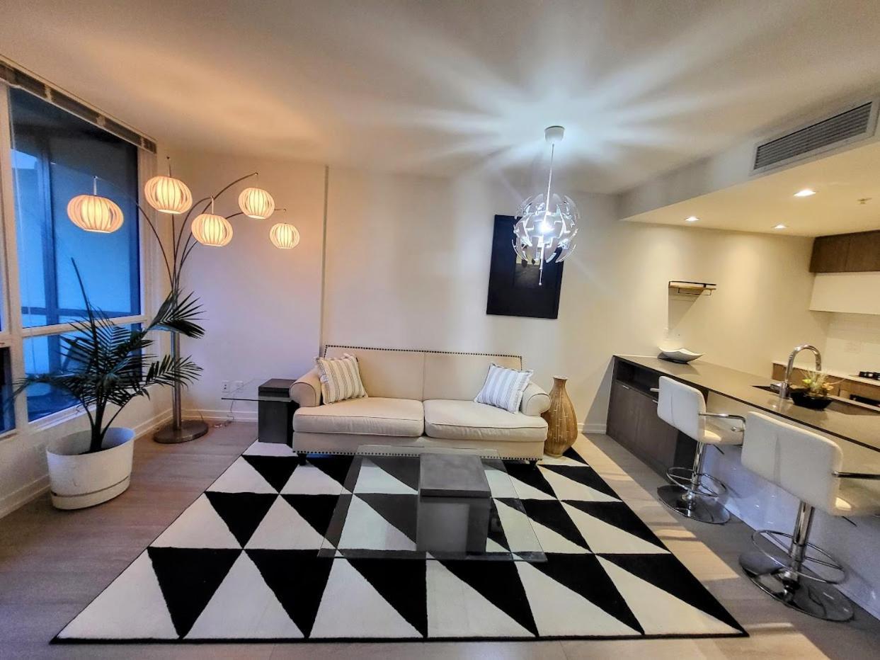 Your Perfect Escape - Modern Landmark Condo In Downtown Calgary - Free Parking- Premium Location Exteriör bild