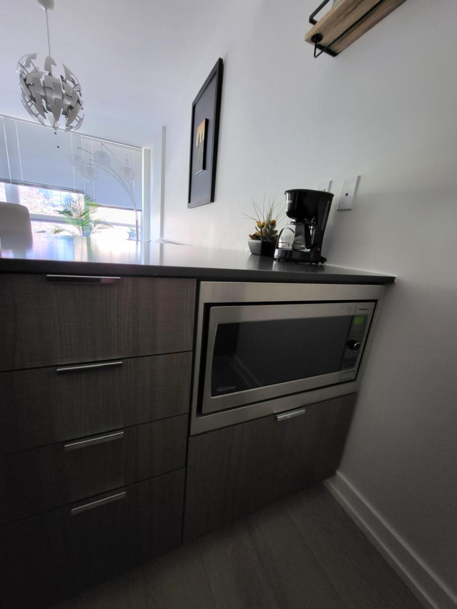 Your Perfect Escape - Modern Landmark Condo In Downtown Calgary - Free Parking- Premium Location Exteriör bild